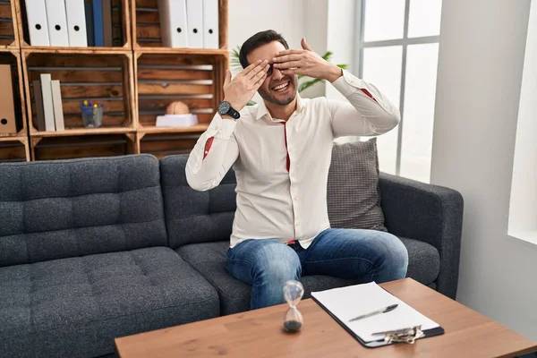 Joven Hispano Con Barba Trabajando Consultorio Cubriendo Ojos Con Manos — Foto de Stock