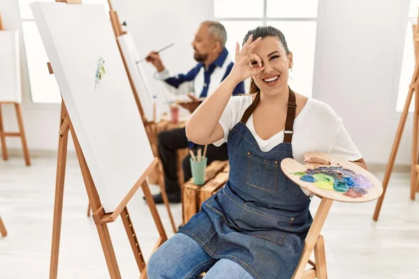 Giovane Artista Donna Studio Arte Sorridente Felice Facendo Segno Con — Foto Stock