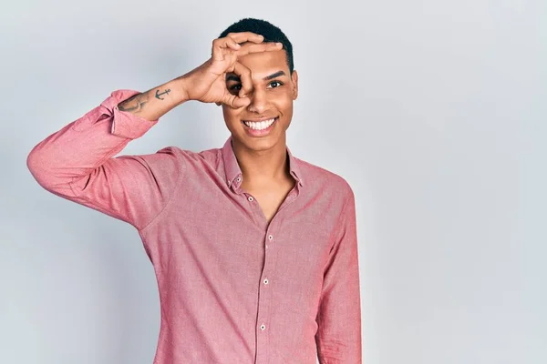 Mladý Africký Američan Chlap Sobě Ležérní Oblečení Usměvavý Šťastný Dělá — Stock fotografie