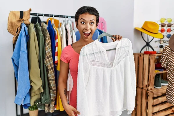 Young Hispanic Woman Short Hair Shopping Retail Boutique Scared Amazed — Stockfoto