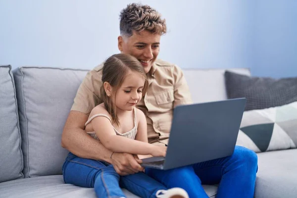 Father Daughter Father Daughter Using Laptop Home — Stock Fotó