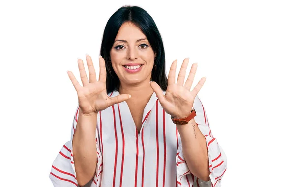 Genç Spanyol Kız Gündelik Giysiler Giyer Parmaklarını Numara Ile Gösterir — Stok fotoğraf