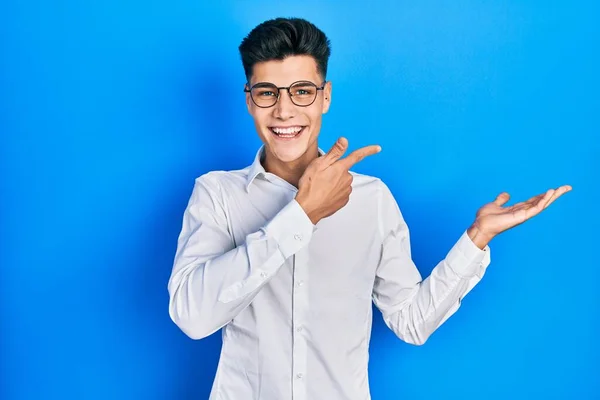 Joven Hispano Vestido Con Ropa Casual Gafas Asombrado Sonriendo Cámara —  Fotos de Stock