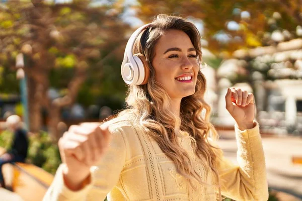 Young Woman Smiling Confident Listening Music Dancing Park — Stock Photo, Image