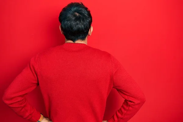 Sakallı Sıradan Kırmızı Bir Kazak Giyen Kolları Vücudunda Geriye Bakan — Stok fotoğraf