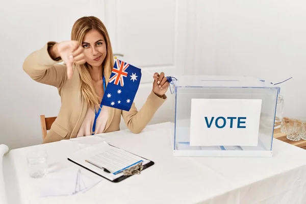 Rubia Hermosa Joven Campaña Política Sosteniendo Bandera Australiana Con Cara — Foto de Stock