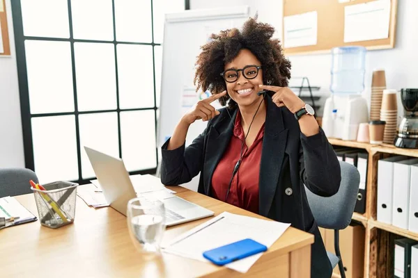 African American Woman Afro Hair Working Office Wearing Operator Headset — Photo