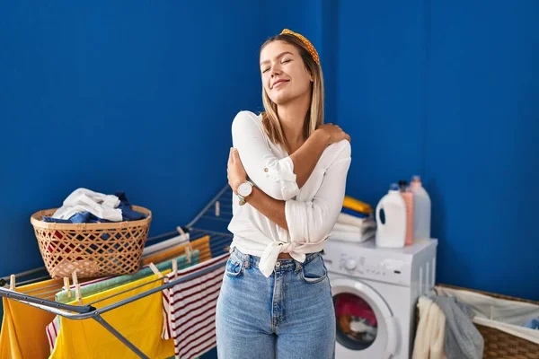 Ung Blond Kvinna Tvättstugan Kramar Sig Lycklig Och Positiv Leende — Stockfoto