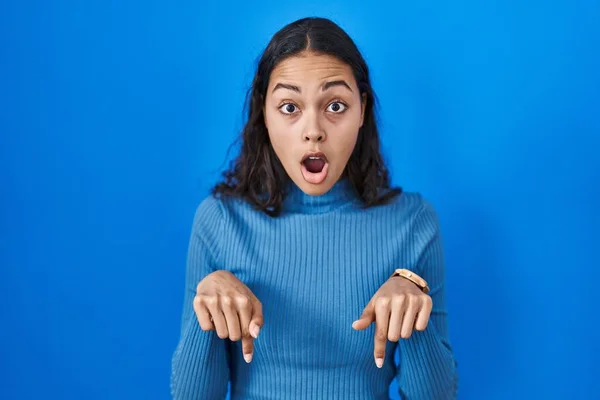 Junge Brasilianerin Steht Vor Blauem Hintergrund Und Zeigt Mit Fingern — Stockfoto