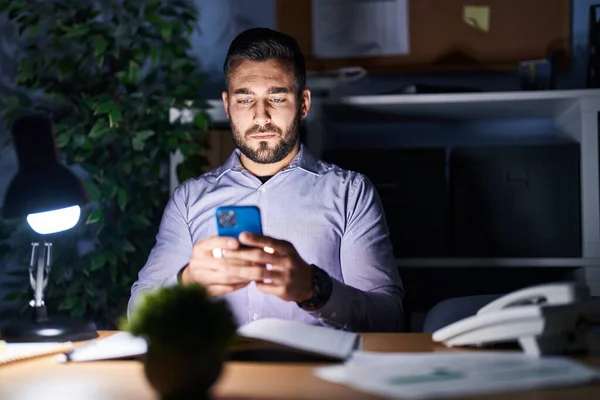 Junger Hispanischer Geschäftsmann Macht Mit Smartphone Überstunden Büro — Stockfoto