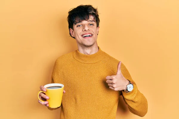 Snygg Hipster Ung Man Dricker Kopp Kaffe Ler Glad Och — Stockfoto