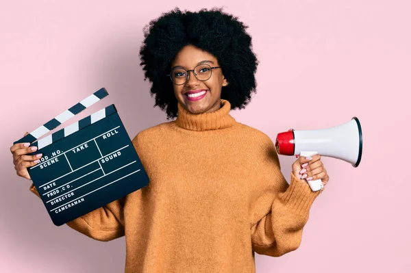 Young African American Woman Holding Video Film Clapboard Megaphone Smiling — Stok fotoğraf