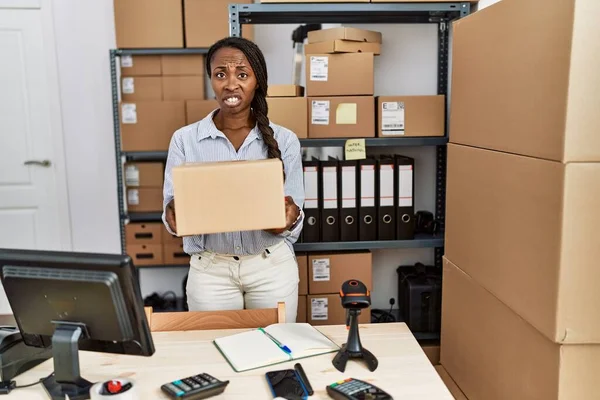 African Woman Working Small Business Ecommerce Holding Box Clueless Confused — Stock Photo, Image