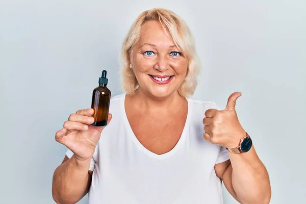 Middle Age Blonde Woman Using Night Serum Smiling Happy Positive — Stok fotoğraf