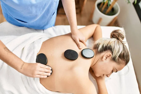 Mujer Pareja Teniendo Espalda Tratamiento Usando Caliente Negro Piedras Belleza —  Fotos de Stock