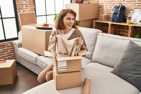 Jonge Kaukasische Vrouw Glimlachen Zelfverzekerde Unboxing Pakket Nieuw Huis — Stockfoto