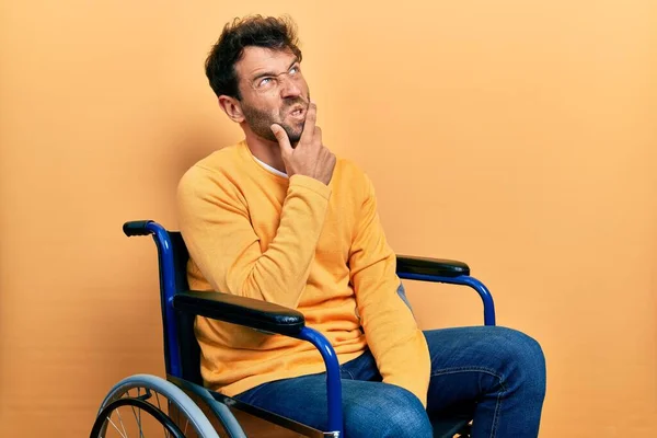Bonito Homem Com Barba Sentado Cadeira Rodas Pensando Preocupado Com — Fotografia de Stock