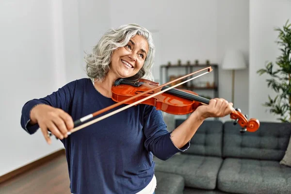 Mulher Artista Cabelos Grisalhos Meia Idade Tocando Violino Casa — Fotografia de Stock