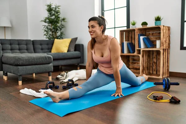 Jonge Vrouw Glimlachen Zelfverzekerd Stretching Thuis — Stockfoto