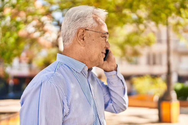 Uomo Anziano Sorridente Fiducioso Parlando Sullo Smartphone Parco — Foto Stock