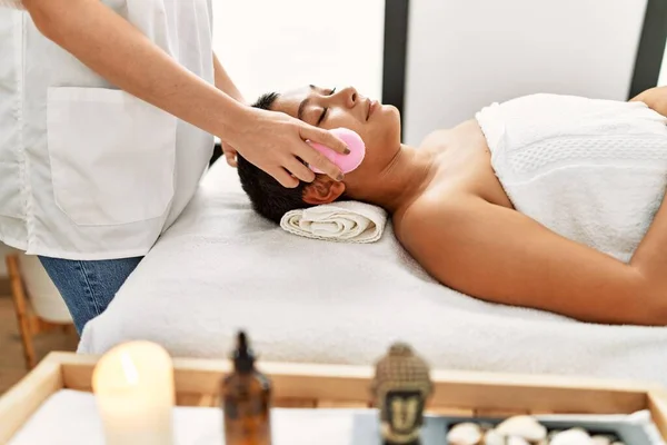 Young Hispanic Woman Having Face Cleaning Treatment Beauty Center — Fotografia de Stock