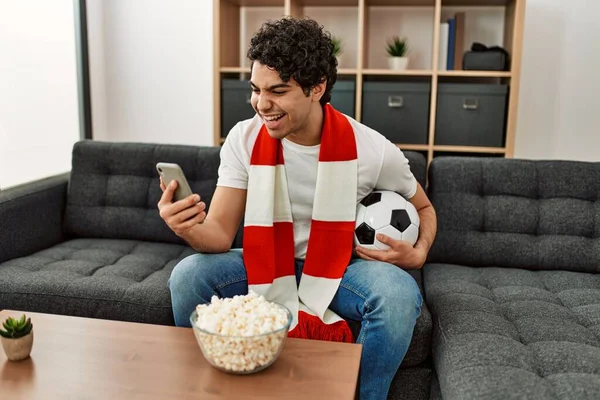 Młody Hiszpan Ogląda Mecz Piłki Nożnej Wspiera Drużynę Domu — Zdjęcie stockowe