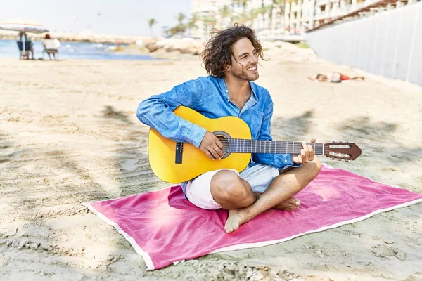 Jovem Hispânico Tocando Guitarra Clássica Sentado Areia Praia — Fotografia de Stock