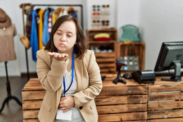 Young Syndrom Kvinna Arbetar Som Chef Butik Titta Kameran Blåser — Stockfoto