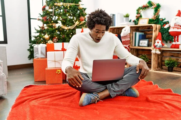 Joven Afroamericano Hombre Usando Portátil Sentado Por Árbol Navidad Asustado — Foto de Stock