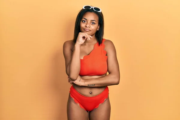 Elleri Çenesinde Bikini Giyen Afro Amerikalı Genç Bir Kız Soru — Stok fotoğraf