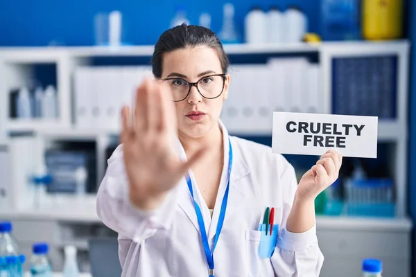 Jovem Morena Trabalhando Laboratório Livre Crueldade Com Mão Aberta Fazendo — Fotografia de Stock