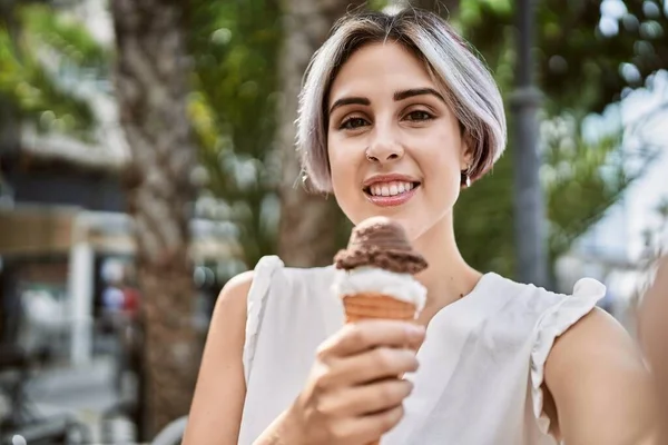 Joven Chica Caucásica Comiendo Helado Haciendo Selfie Por Cámara Ciudad —  Fotos de Stock