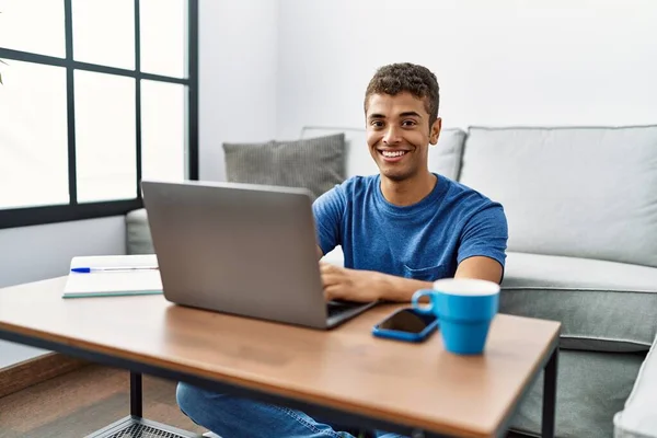 Young Hispanic Man Using Laptop Sitting Floor Home — Φωτογραφία Αρχείου