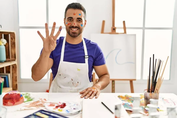 Joven Hombre Hispano Con Barba Estudio Arte Con Cara Pintada — Foto de Stock