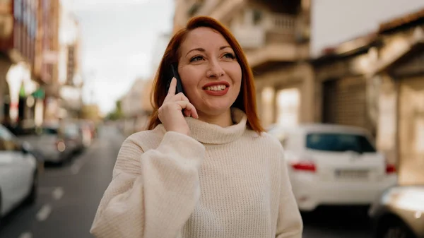 Jonge Roodharige Vrouw Glimlachen Zelfverzekerd Praten Smartphone Straat — Stockfoto