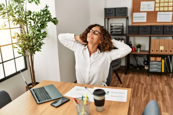 Mujer Hispana Mediana Edad Estirándose Relajándose Oficina — Foto de Stock