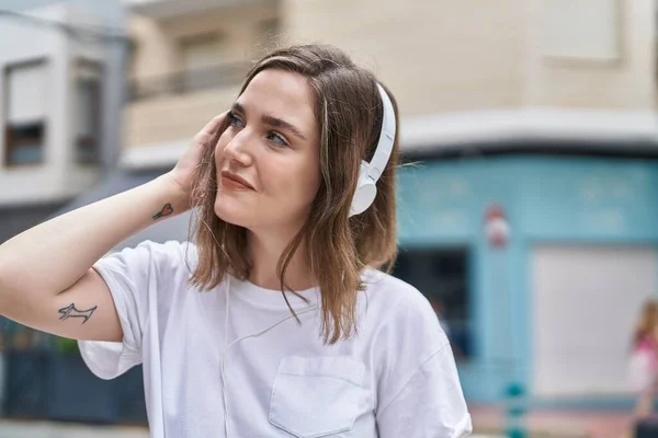Young Woman Smiling Confident Listening Music Street — Stockfoto