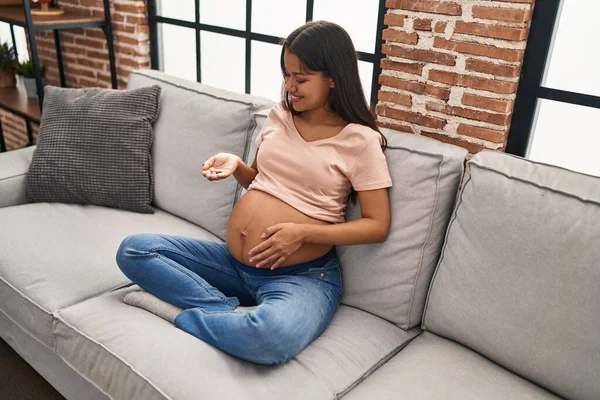 Young Latin Woman Pregnant Holding Pills Home — Foto de Stock