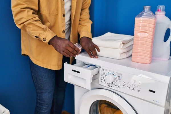 Genç Afrikalı Amerikalı Adam Gülümsüyor Çamaşır Odasında Çamaşır Makinesine Deterjan — Stok fotoğraf