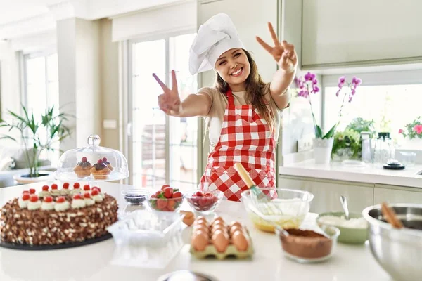 Hermosa Joven Pastelera Morena Mujer Cocinando Pasteles Cocina Sonriendo Mirando —  Fotos de Stock
