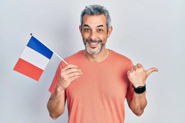 Guapo Hombre Mediana Edad Con Pelo Gris Sosteniendo Bandera Francia —  Fotos de Stock