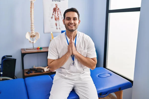 Junger Hispanischer Mann Mit Bart Arbeitet Schmerzklinik Und Betet Mit — Stockfoto