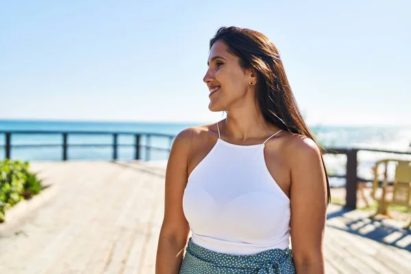 Joven Mujer Hispana Sonriendo Confiada Caminando Orilla Del Mar —  Fotos de Stock