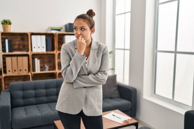 Danışma ofisinde çalışan Latin kökenli genç bir kadın parmak çenesinde şüpheye yoğunlaşmıştı. 