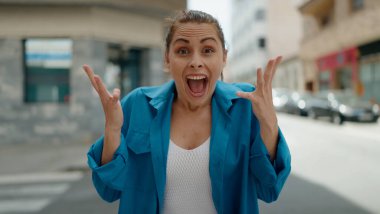 Gülümseyen genç kadın caddeye şaşırdı.