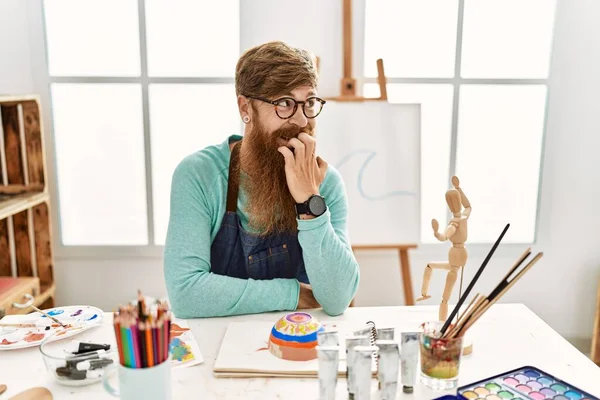 Redhead Man Long Beard Painting Clay Bowl Art Studio Looking — 图库照片
