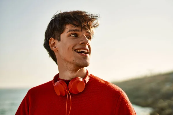Jovem Hispânico Sorrindo Feliz Usando Fones Ouvido Praia — Fotografia de Stock