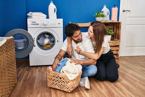 Man Och Kvinna Par Kramar Varandra Tvätta Kläder Tvättstugan — Stockfoto