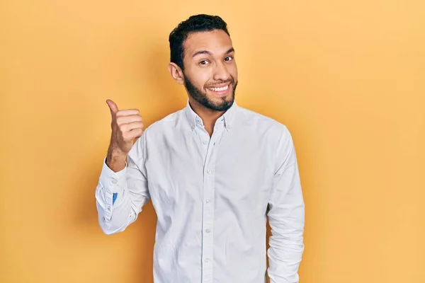Homem Hispânico Com Barba Vestindo Camisa Negócios Sorrindo Com Rosto — Fotografia de Stock