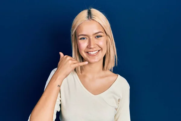 Beautiful Blonde Woman Wearing Casual Sweater Smiling Doing Phone Gesture — Foto Stock